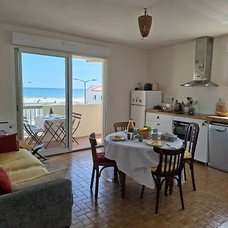 Jolie A 50m De La Apartament